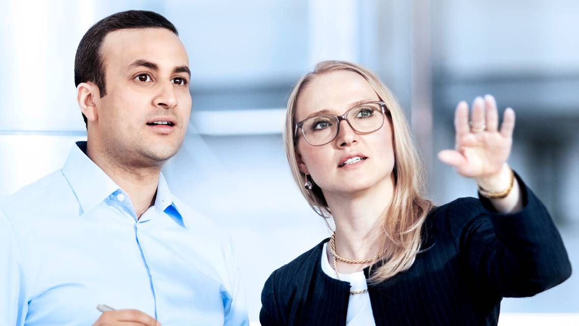 Dürr Consultant advises the customer - Consultant (female) and customer (male) are visible