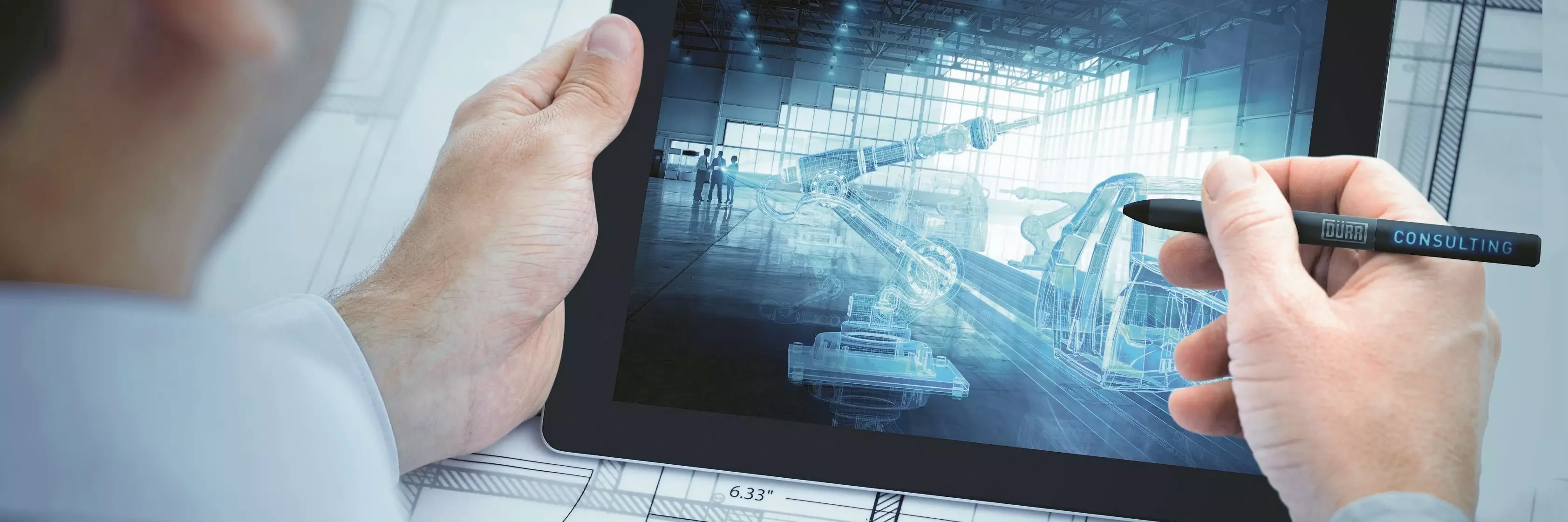 Mann zeichnet auf dem Tablet eine digitale Fabrik